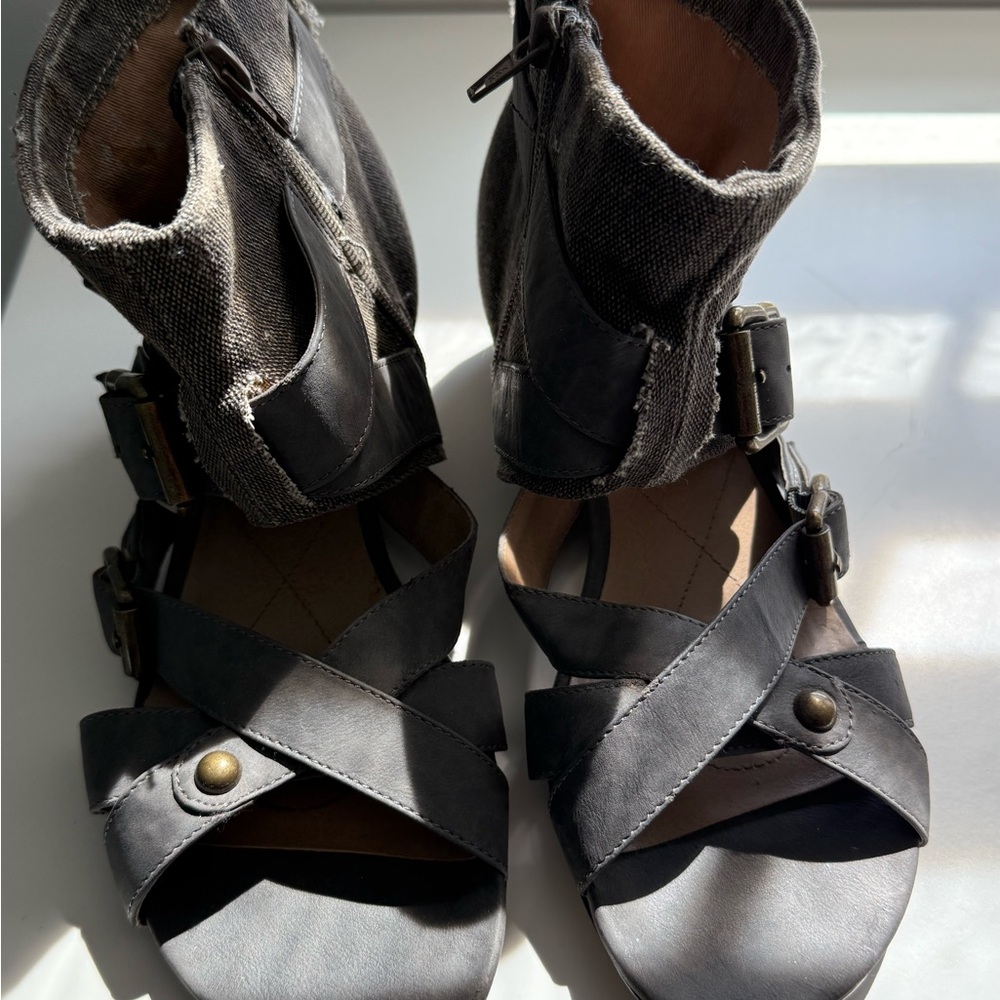 Chic Gray Leather Sandals with Buckle Detail
